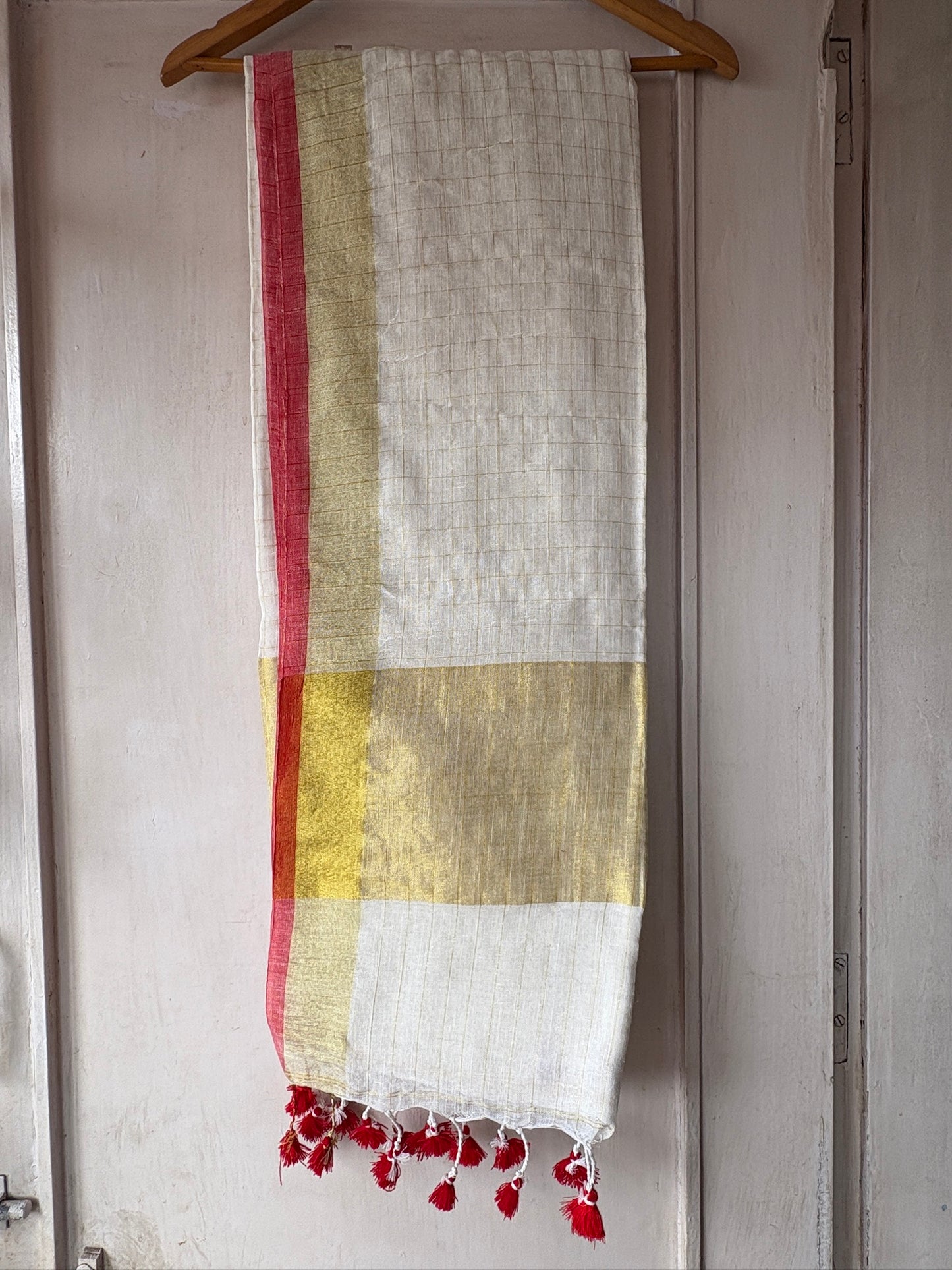 Linen handwoven check saree - white