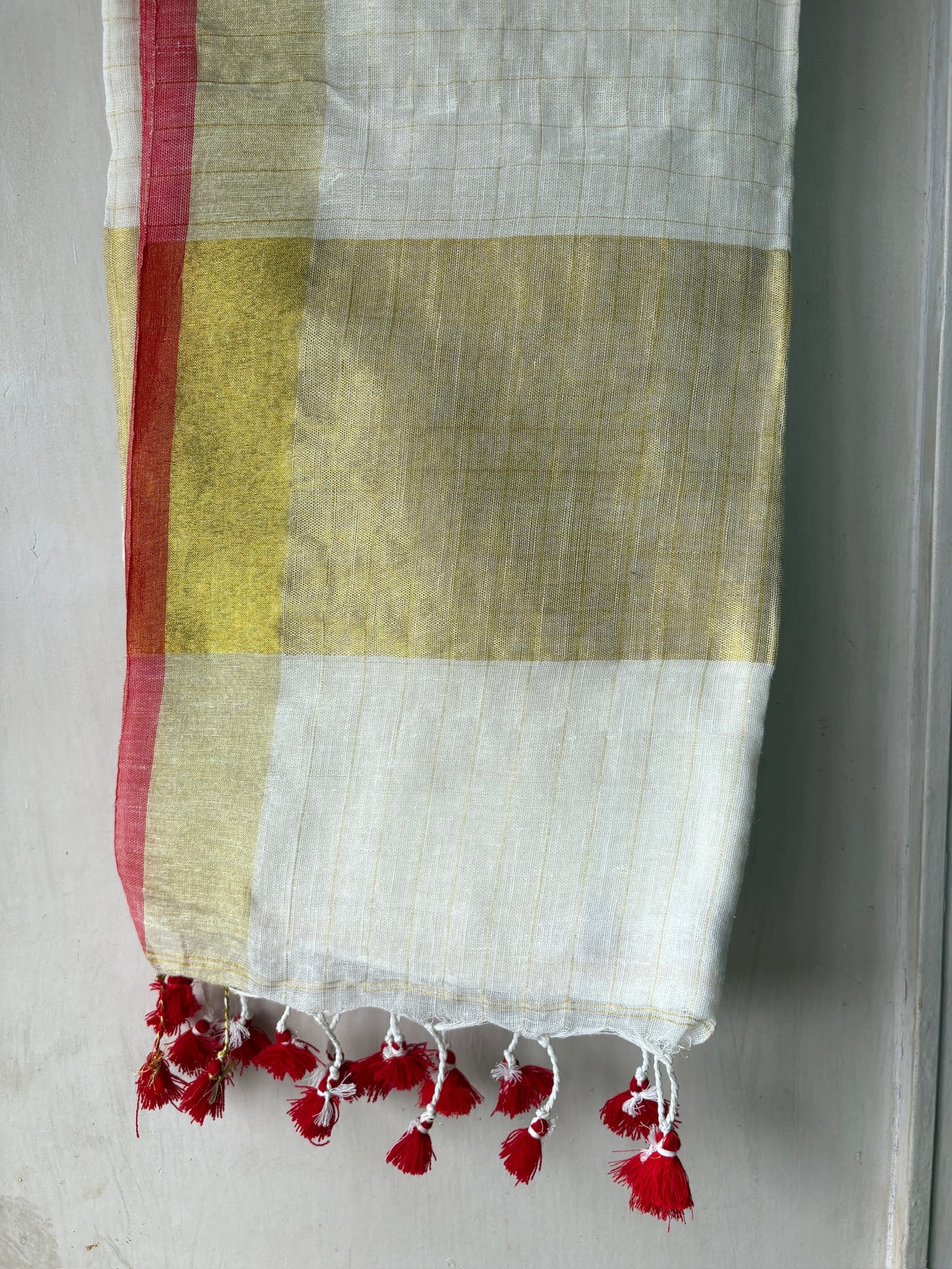 Linen handwoven check saree - white