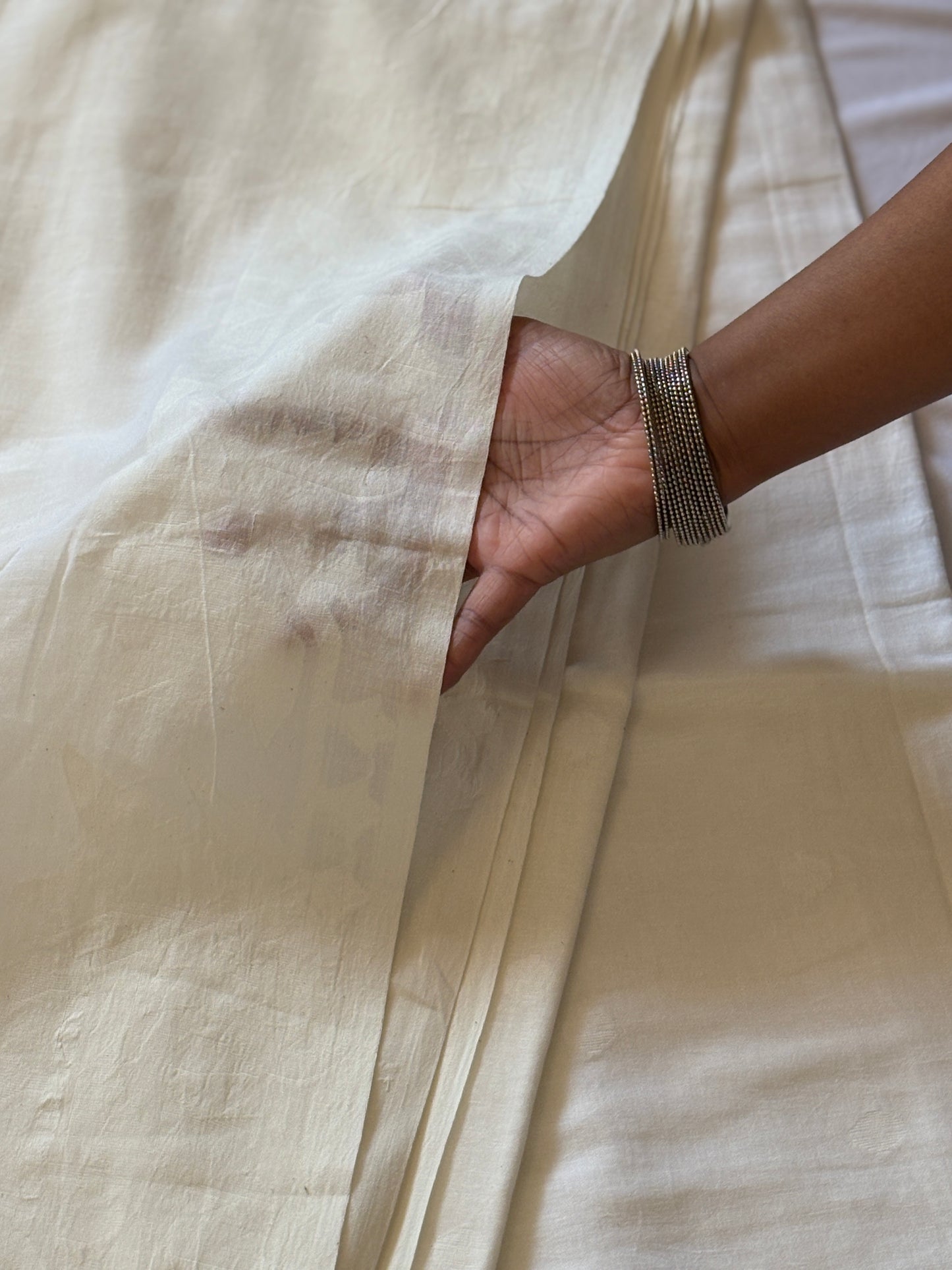Handwoven soft cotton Jamdani saree - White
